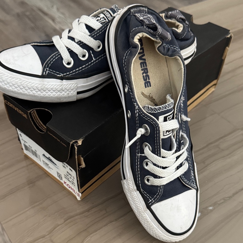 Converse women’s dark Blue Sneakers
